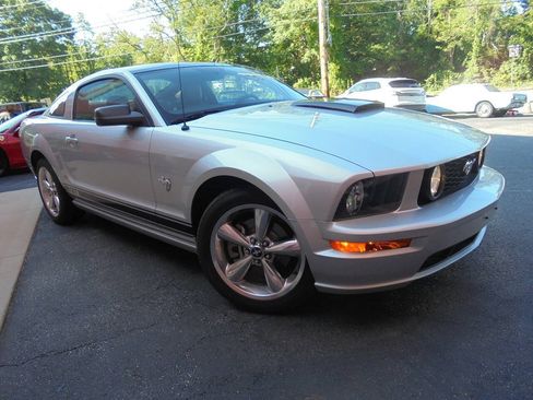 Used 2009 Ford Mustang GT RWD image 2