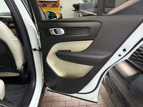 Used 2025 Volvo XC40 B5 Plus image 26