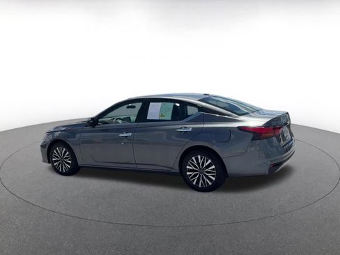 Used 2025 Nissan Altima 2.5 SV FWD image 10