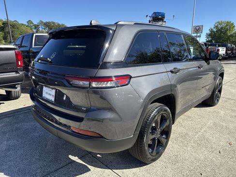 New 2025 Jeep Grand Cherokee Limited w/ Black Appearance Package image 6