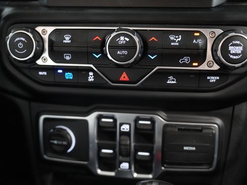 Used 2023 Jeep Wrangler Unlimited AWD/4WD image 28