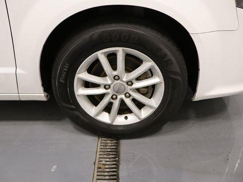 Used 2020 Dodge Grand Caravan SXT image 18