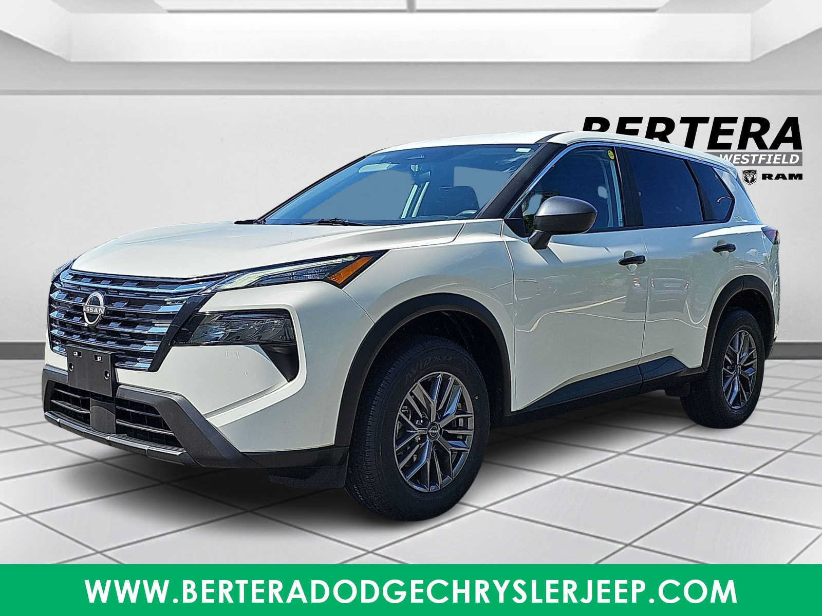 Used 2025 Nissan Rogue S AWD/4WD image 3