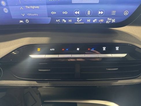 Certified 2025 Buick Enclave Sport Touring w/ Power Package image 30