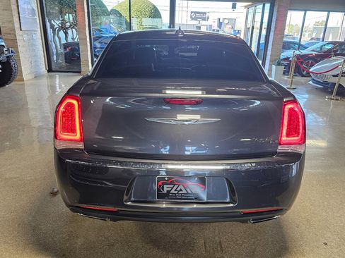 Used 2016 Chrysler 300 C image 5