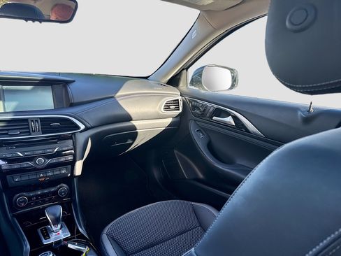 Used 2019 INFINITI QX30 image 23