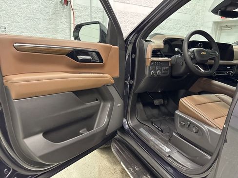 New 2026 Chevrolet Suburban High Country image 9