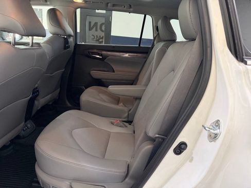 Used 2021 Toyota Highlander Platinum AWD/4WD image 16