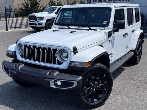 Certified 2025 Jeep Wrangler Unlimited Sahara AWD/4WD image 3
