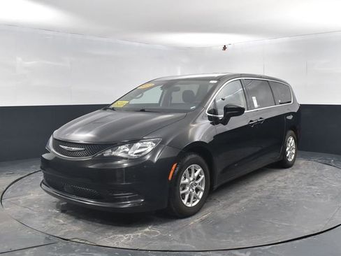 Used 2023 Chrysler Voyager LX image 4