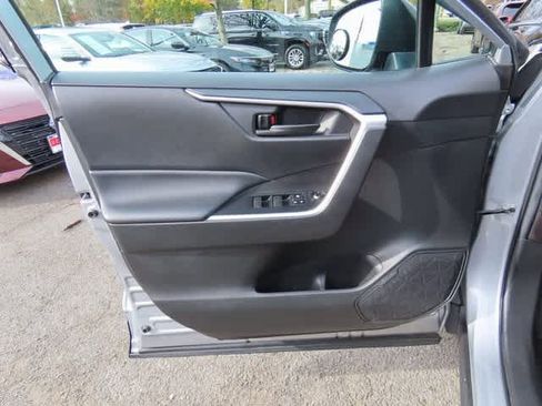 Used 2022 Toyota RAV4 LE image 15