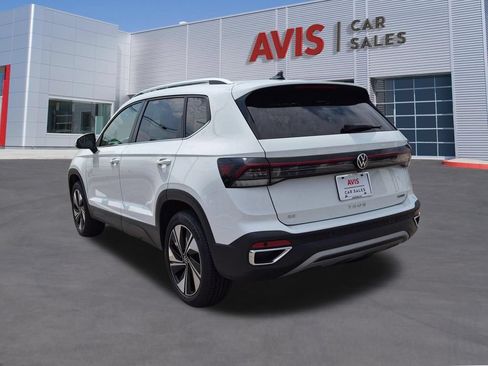 Used 2025 Volkswagen Taos SE AWD/4WD image 9