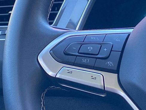 Certified 2022 Volkswagen Tiguan SE w/ Panoramic Sunroof Package image 7