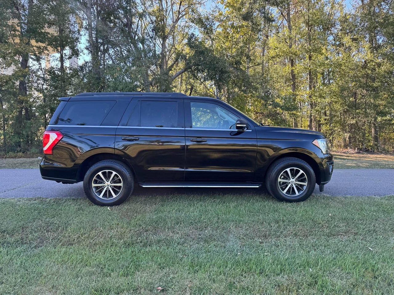Used 2018 Ford Expedition XLT w/ Equipment Group 202A AWD/4WD image 3