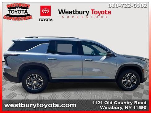 Used 2025 Chevrolet Traverse LT w/ Driver Confidence Package FWD image 5