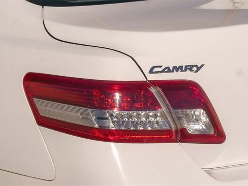 Used 2011 Toyota Camry LE image 10