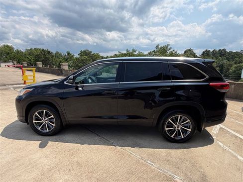 Used 2019 Toyota Highlander XLE AWD/4WD image 3
