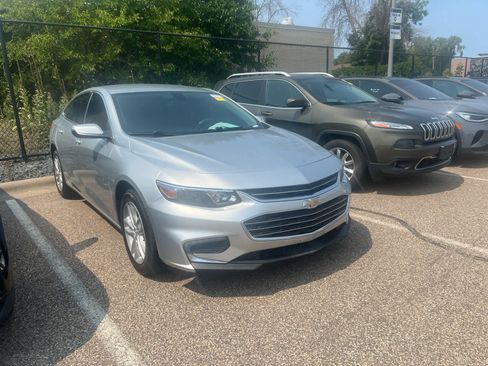 Used 2017 Chevrolet Malibu LT FWD image 2