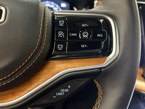 Used 2025 Jeep Grand Wagoneer Series III AWD/4WD image 24