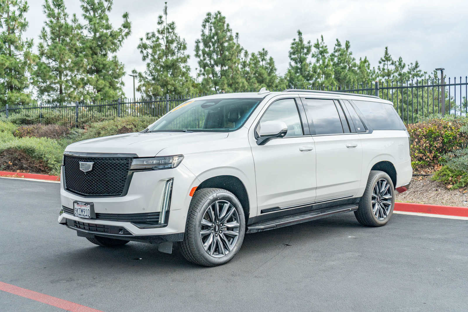 Used 2024 Cadillac Escalade ESV Sport Platinum AWD/4WD image 3