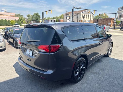 Used 2020 Chrysler Pacifica Touring w/ S Appearance Package FWD image 5
