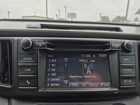 Used 2018 Toyota RAV4 LE FWD image 23