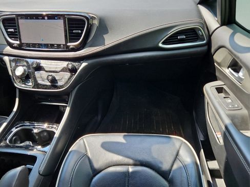 Used 2024 Chrysler Pacifica Limited w/ Uconnect Theater Family Group image 10