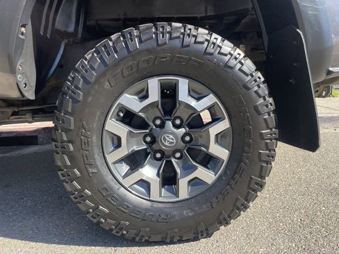 Used 2017 Toyota Tacoma TRD Off-Road w/ Tow Package image 15