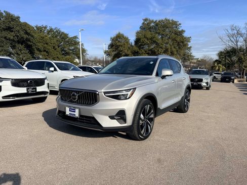 Certified 2025 Volvo XC40 B5 Plus image 2