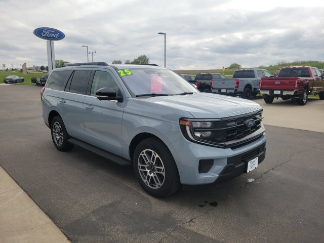 Used 2025 Ford Expedition Active AWD/4WD image 7