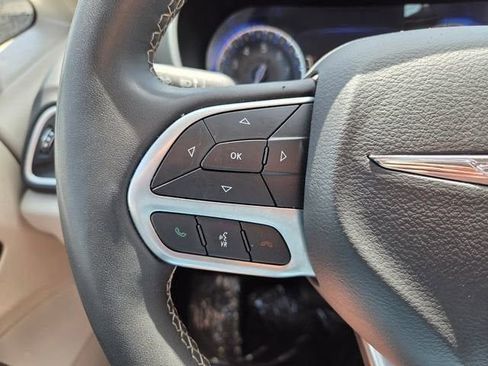 Used 2023 Chrysler Pacifica Touring-L FWD image 32