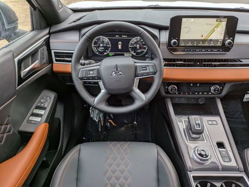 New 2025 Mitsubishi Outlander SEL image 17