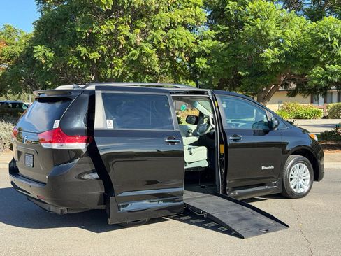 Used 2013 Toyota Sienna XLE w/ Premium Pkg FWD image 4