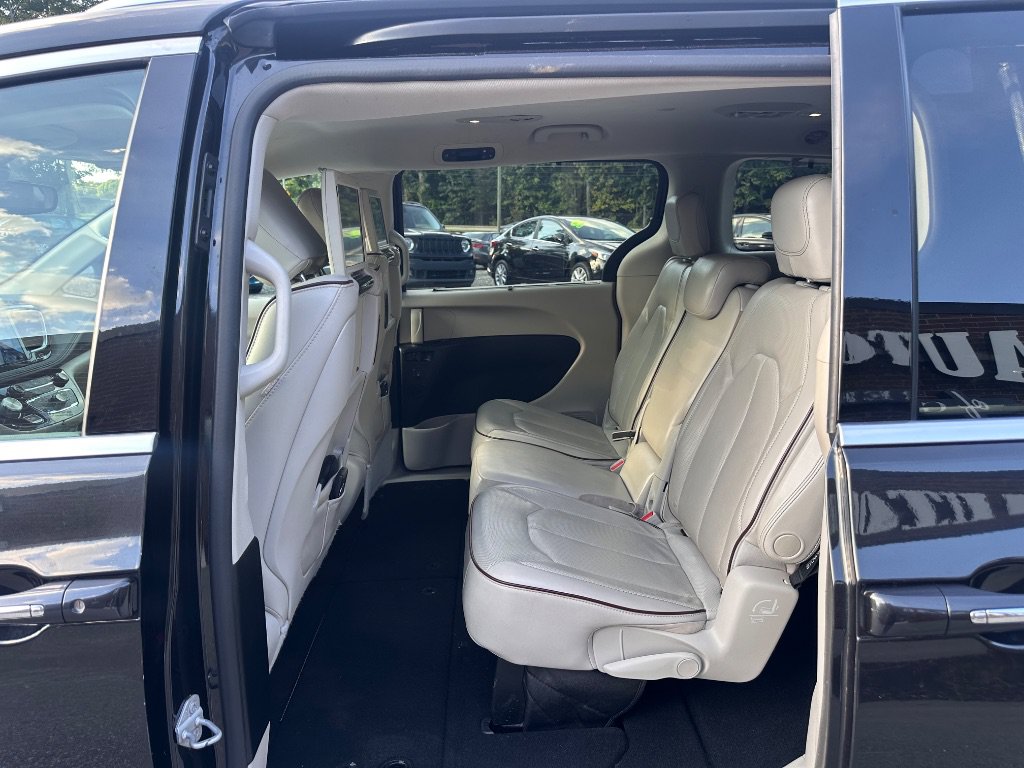 Used 2017 Chrysler Pacifica Limited w/ UConnect Theater Package FWD image 15