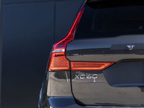 Used 2024 Volvo XC60 B5 Ultimate w/ Protection Package Premier AWD/4WD image 12