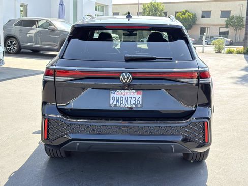 Certified 2025 Volkswagen Tiguan SE R-Line FWD image 4