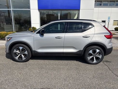 Used 2025 Volvo XC40 B5 Plus AWD/4WD image 2