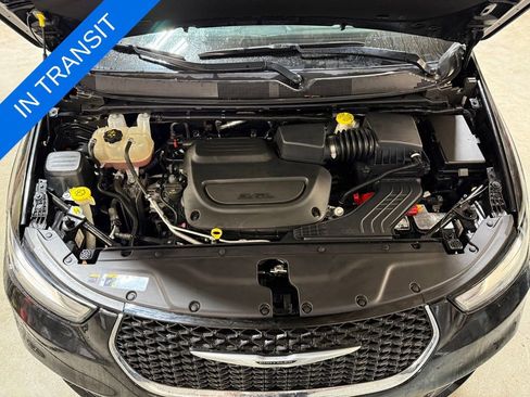 Used 2023 Chrysler Pacifica Touring-L AWD/4WD image 30