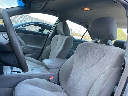 Used 2011 Toyota Camry LE image 10