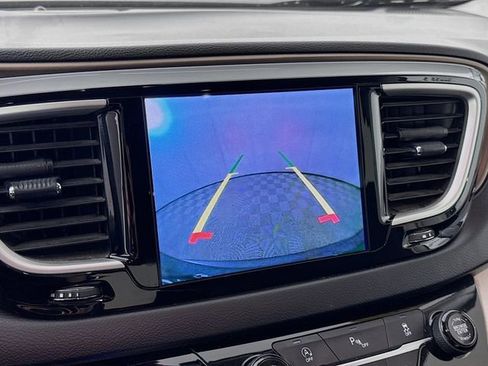 Used 2017 Chrysler Pacifica Touring Plus w/ Tire & Wheel Group FWD image 13