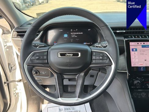 Used 2023 Jeep Grand Cherokee Limited w/ Black Appearance Package AWD/4WD image 13