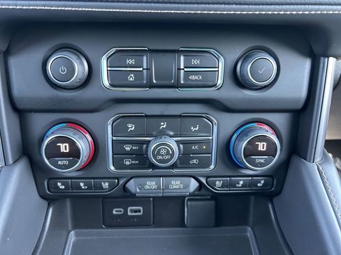 Used 2023 Chevrolet Suburban Premier RWD image 19