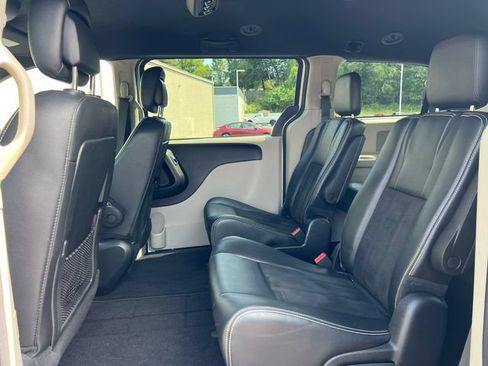 Used 2019 Dodge Grand Caravan SXT FWD image 4