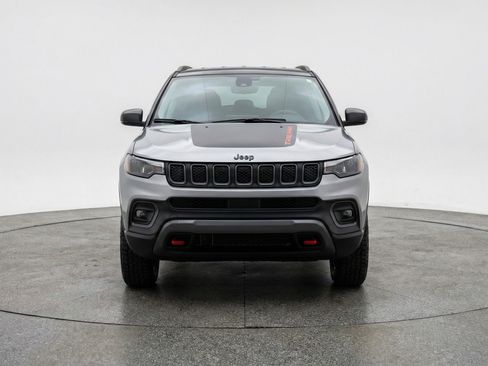 Used 2025 Jeep Compass Trailhawk AWD/4WD image 2