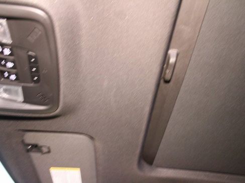 Used 2023 Chevrolet Traverse LT image 32