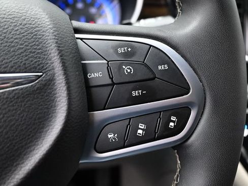 Certified 2024 Chrysler Pacifica Limited FWD image 30