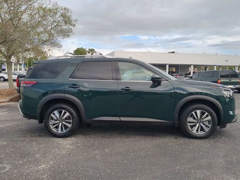 Certified 2025 Nissan Pathfinder SL FWD image 3