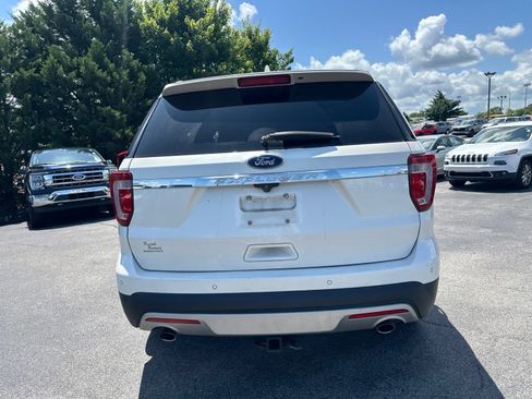 Used 2017 Ford Explorer XLT w/ Equipment Group 202A FWD image 5