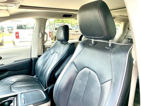 Used 2022 Chrysler Pacifica Limited FWD image 12