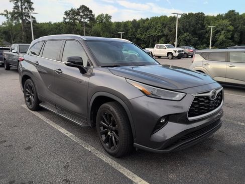 Used 2023 Toyota Highlander XLE FWD image 1